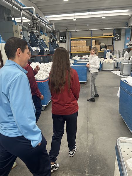 Una Visita Speciale: Le Giocatrici del WST Brescia in Lavanderie Stefani Group