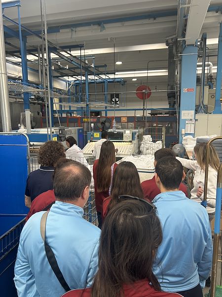 Una Visita Speciale: Le Giocatrici del WST Brescia in Lavanderie Stefani Group