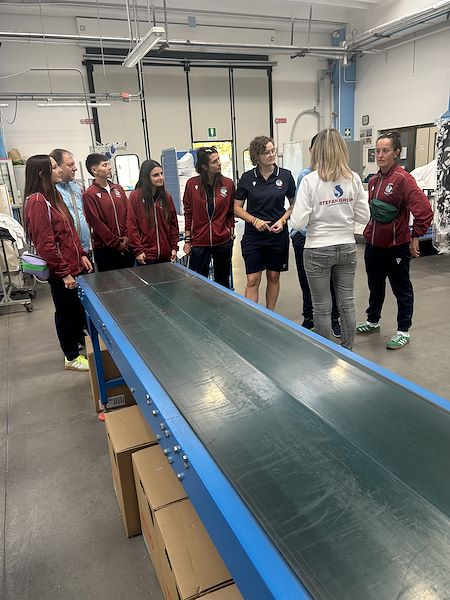 Una Visita Speciale: Le Giocatrici del WST Brescia in Lavanderie Stefani Group