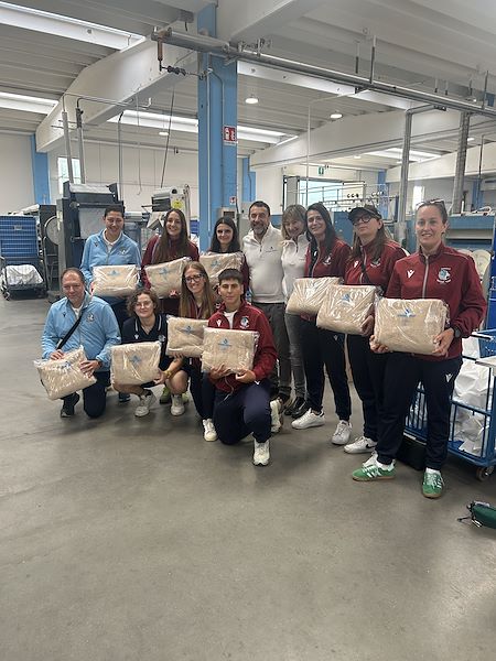 Una Visita Speciale: Le Giocatrici del WST Brescia in Lavanderie Stefani Group