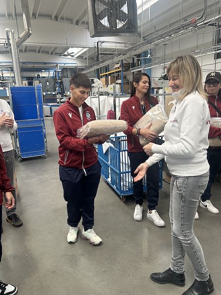 Una Visita Speciale: Le Giocatrici del WST Brescia in Lavanderie Stefani Group