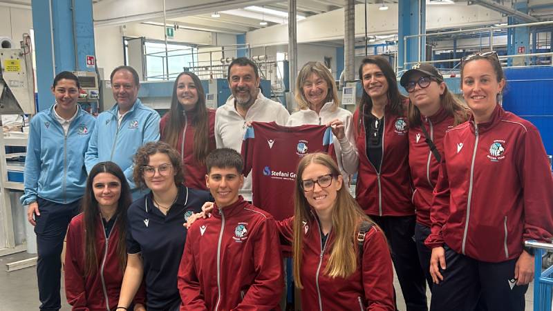 Una Visita Speciale: Le Giocatrici del WST Brescia in Lavanderie Stefani Group